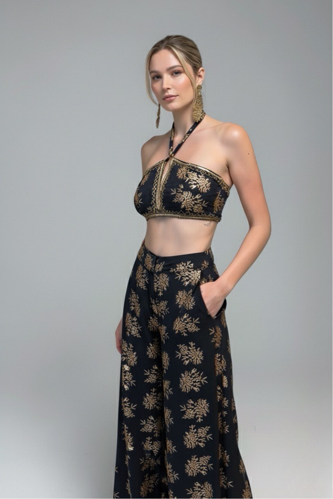 top boho negro, top foil dorado, top bandeau mujer, ropa boho chic, Indari Chile, moda bohemia, conjunto boho negro, top fiesta boho, ropa con detalles artesanales.