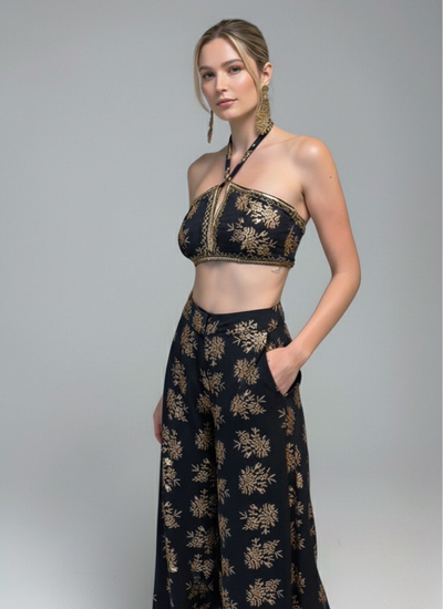 top boho negro, top foil dorado, top bandeau mujer, ropa boho chic, Indari Chile, moda bohemia, conjunto boho negro, top fiesta boho, ropa con detalles artesanales.